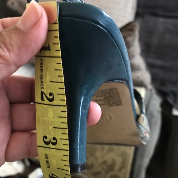 Shoes size 9 - Picture 3 of 5